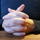 ¿Qué dedo pulgar queda por encima? ¿El izquierdo o el derecho?